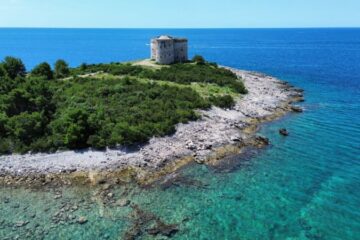 mirišta beach - view of the fort arza