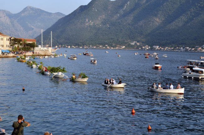 Fašinada Perast: view of the convoy with adorned vessels